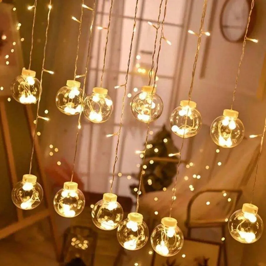 Guirlande lumineuse suspendue en forme de boule à rideau LED .